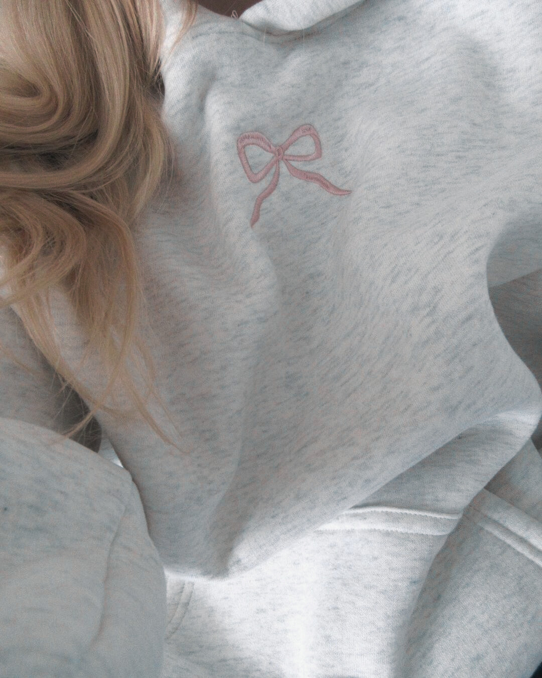 Trendy dames hoodie met relaxte pasvorm en elegante roze strik, perfect voor veelzijdige looks.