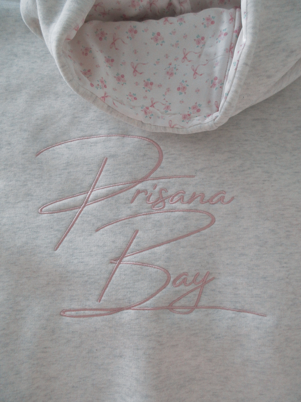 Zachte dames hoodie met unieke roze strik. Een comfortabele trui met stijlvolle details voor elke dag.