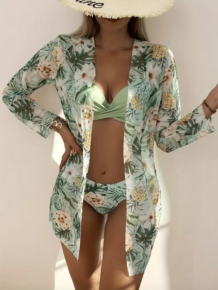 Luchtige kimono met bloemenprint en wijde mouwen, deel van een dames bikini set, voor een complete strandlook.