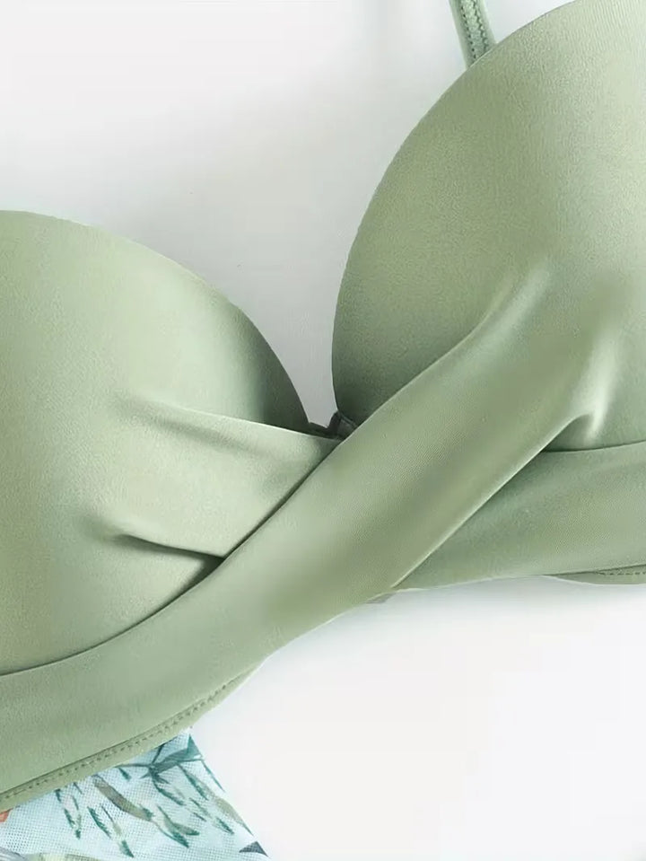 Complete dames strand outfit: hoogtaille bikini met top en elegante kimono, comfortabel en trendy voor de zomer.