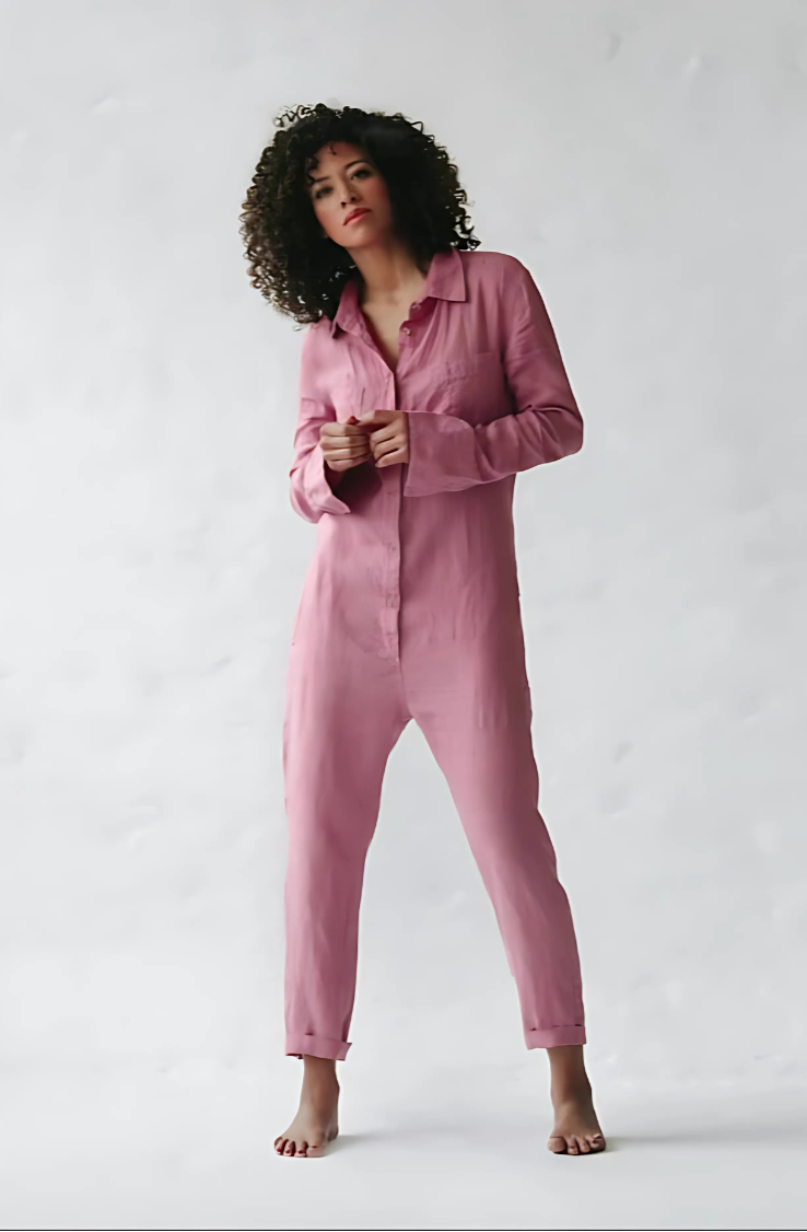 Dames linnen jumpsuit van Hoymans, vintage stijl met knoopdetails, perfecte zomeroutfit.