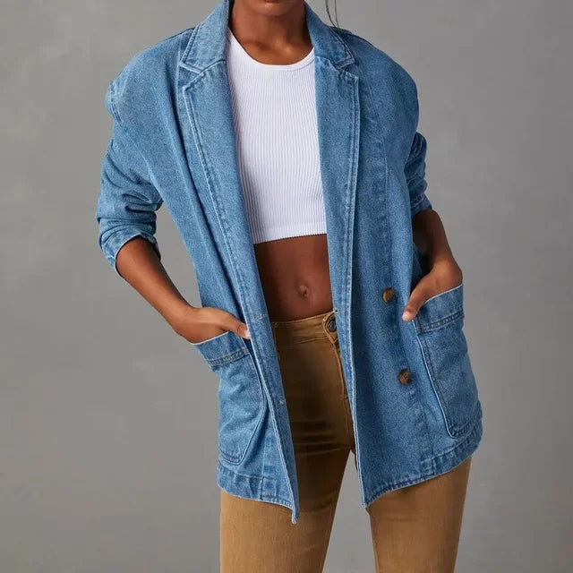 Stijlvolle blauwe dames jeans blazer met zakken, ideaal voor een casual maar modieuze uitstraling.