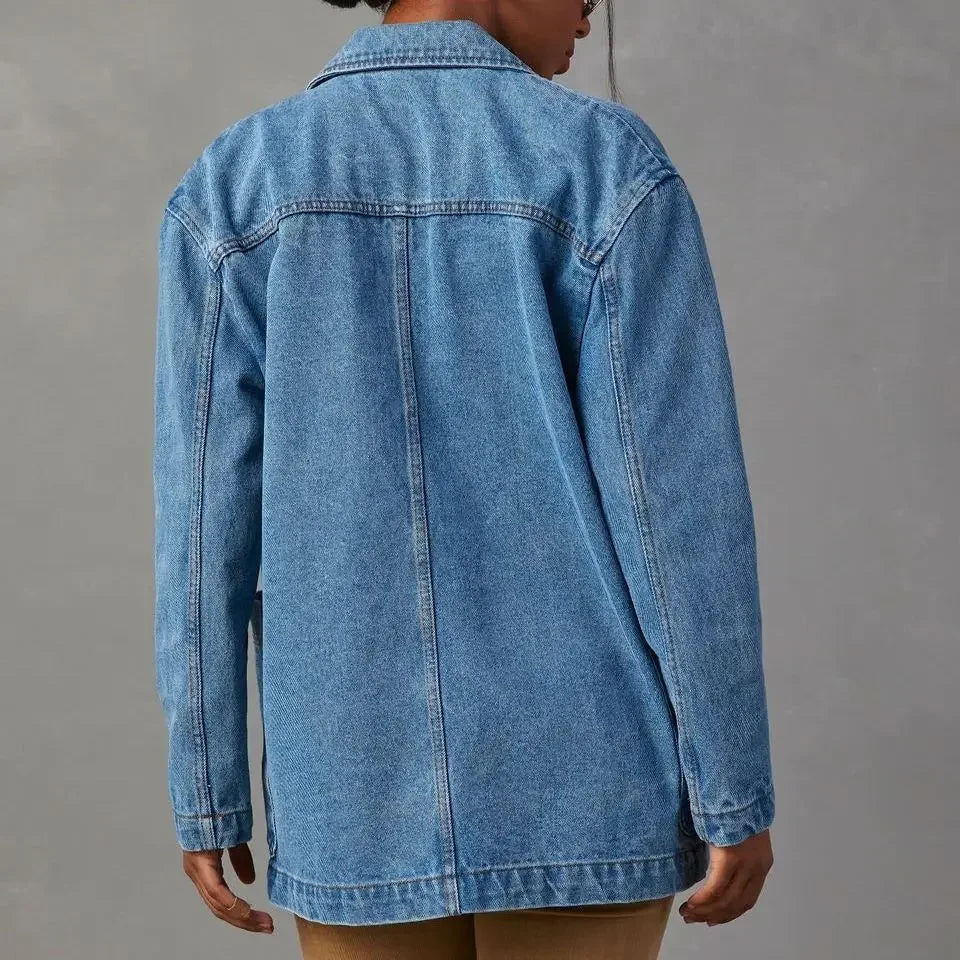 Tijdloze dames jeans blazer in blauw, geschikt voor vier seizoenen. Een modieuze toevoeging aan elke outfit.