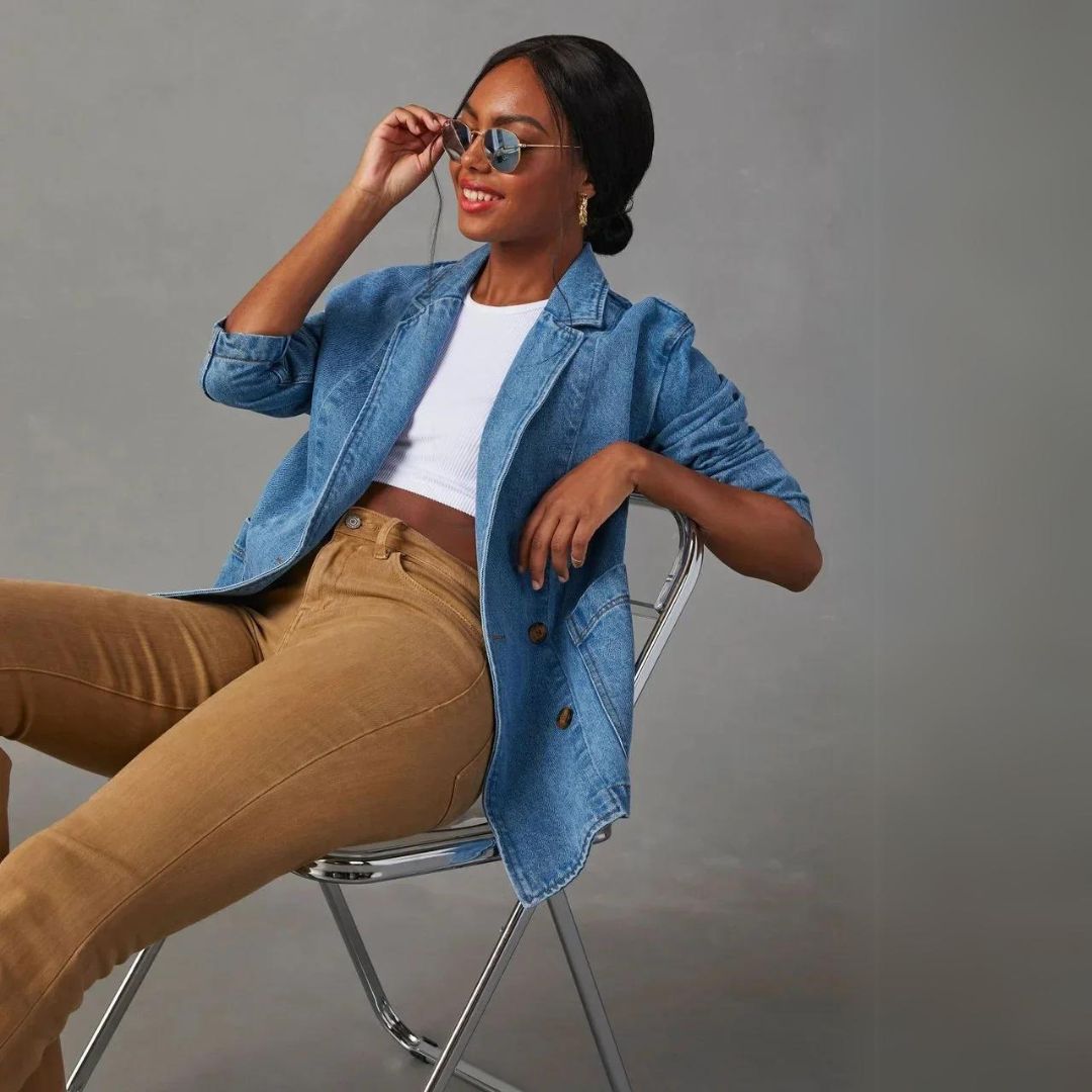 Modieuze blauwe jeans blazer voor dames, combineert elegantie met casual comfort. Geschikt voor elke gelegenheid.