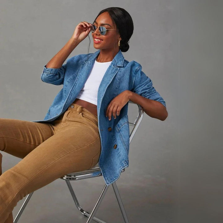 Modieuze blauwe jeans blazer voor dames, combineert elegantie met casual comfort. Geschikt voor elke gelegenheid.