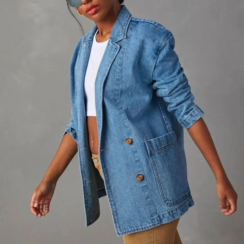 Dames blauwe jeans blazer, elegant en casual, perfect te combineren. Een veelzijdig item voor de moderne vrouw.
