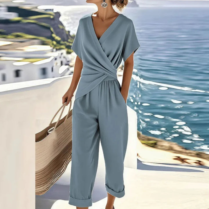 Veelzijdige dames overslag jumpsuit met korte mouwen en taille accent. Ideaal voor zowel casual als chique.