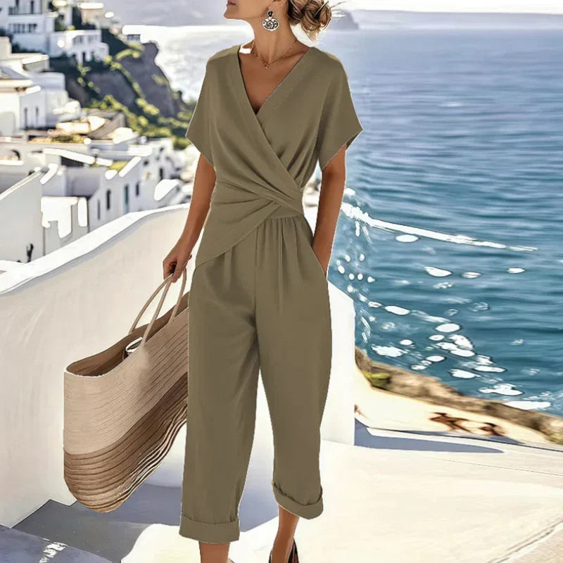 Comfortabele dames zomer jumpsuit met stijlvolle overslag en taille accent voor een vrouwelijke pasvorm.