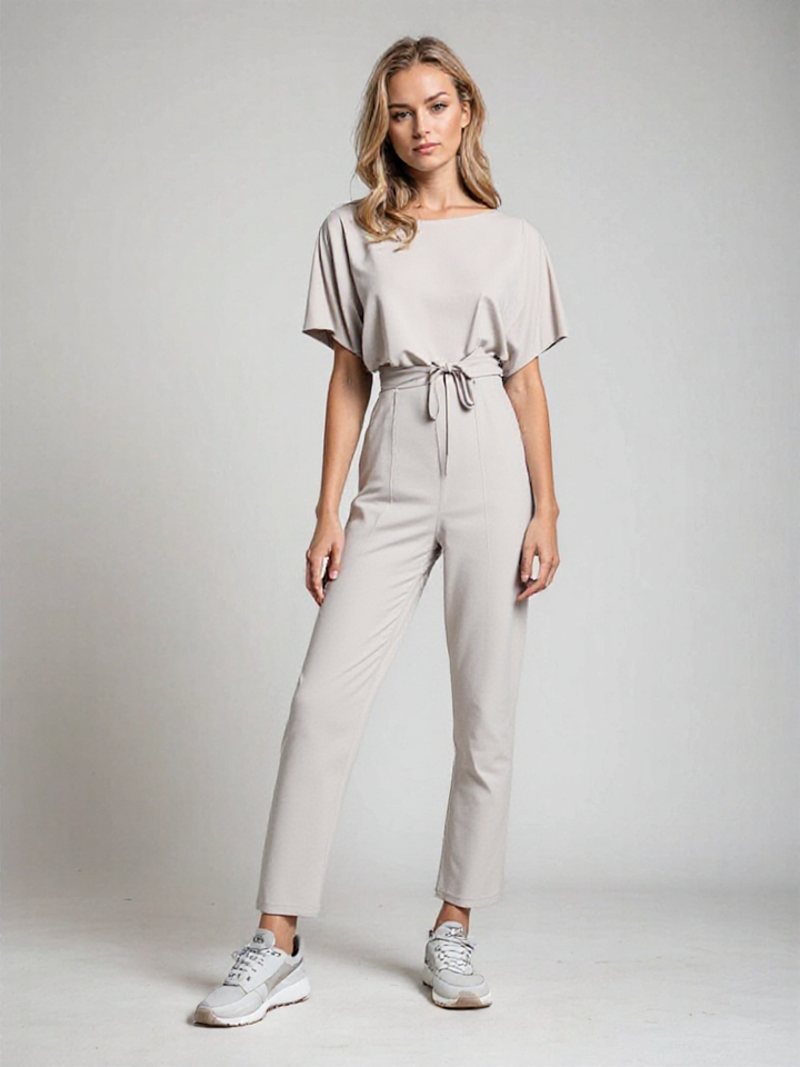 Trendy dames jumpsuit met korte mouwen en verstelbare ceintuur, perfect voor zomerse dagen.