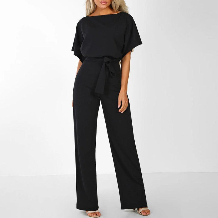 Modieuze dames jumpsuit met ceintuur en korte mouwen, accentueert de taille, comfortabel model.