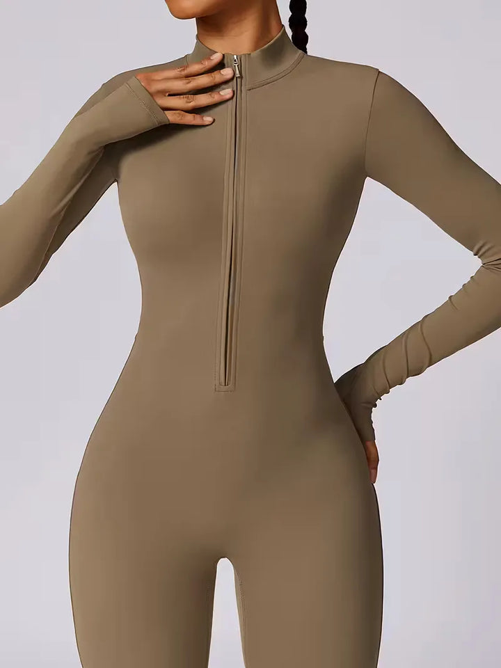Dames jumpsuit met mock halslijn, slanke pasvorm, ideaal voor sport of casual. Comfortabel en rekbaar.
