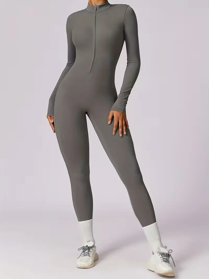 Zwarte dames jumpsuit, rekbaar, ideaal als fitnesskleding of casual sportoutfit.