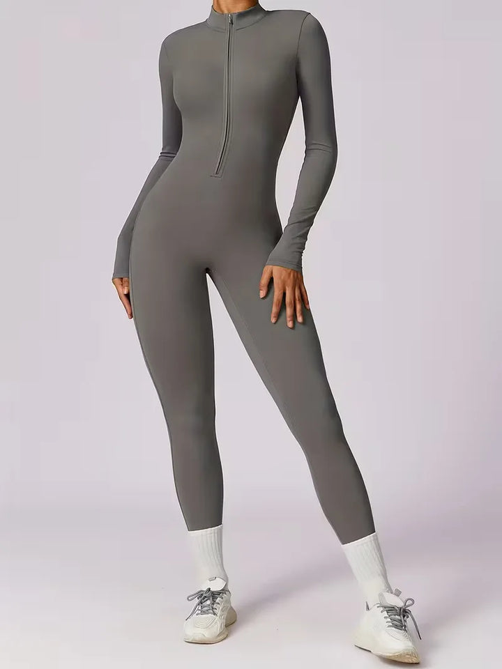 Zwarte dames jumpsuit, rekbaar, ideaal als fitnesskleding of casual sportoutfit.