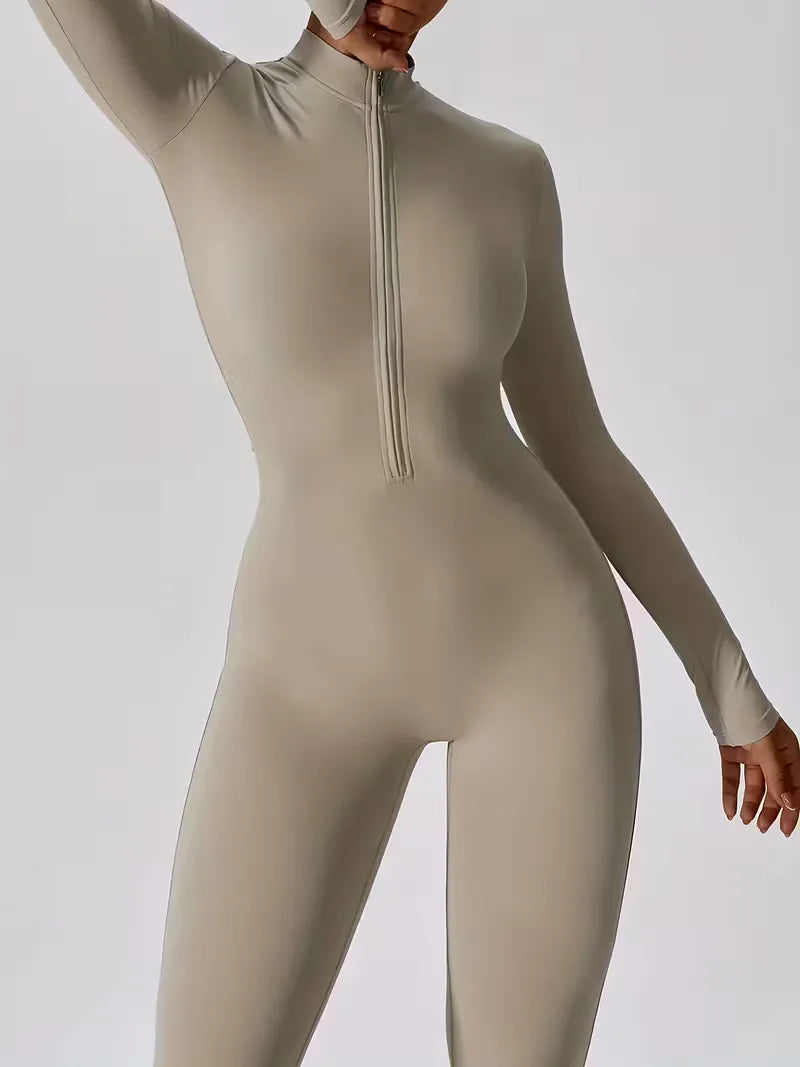 Dames jumpsuit met mock halslijn, sportief en slank, ideaal voor een actieve levensstijl.