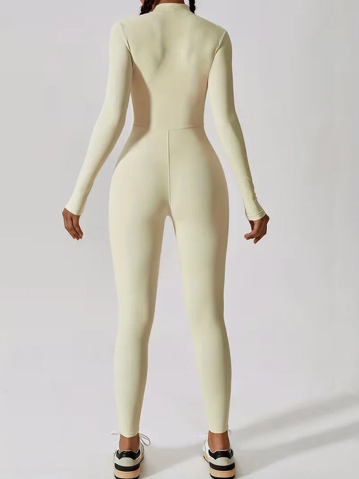 Dames jumpsuit met sportieve details, mock halslijn, slanke pasvorm, actieve kleding must-have.