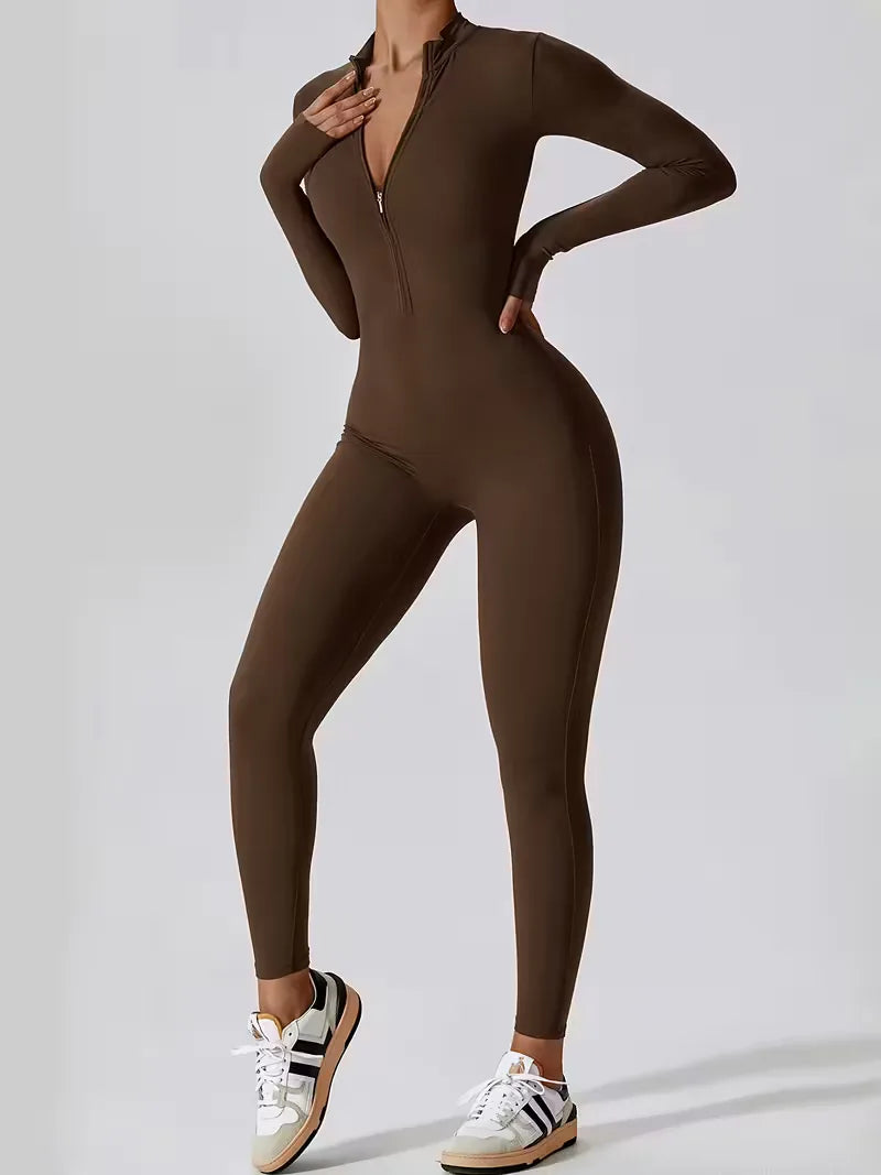 Comfortabele en slanke dames jumpsuit met mock halslijn, perfect voor actieve kleding en relaxen.