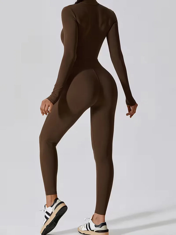 Slanke rekbare dames jumpsuit met mock halslijn, perfect voor sport of ontspanning, duurzaam.
