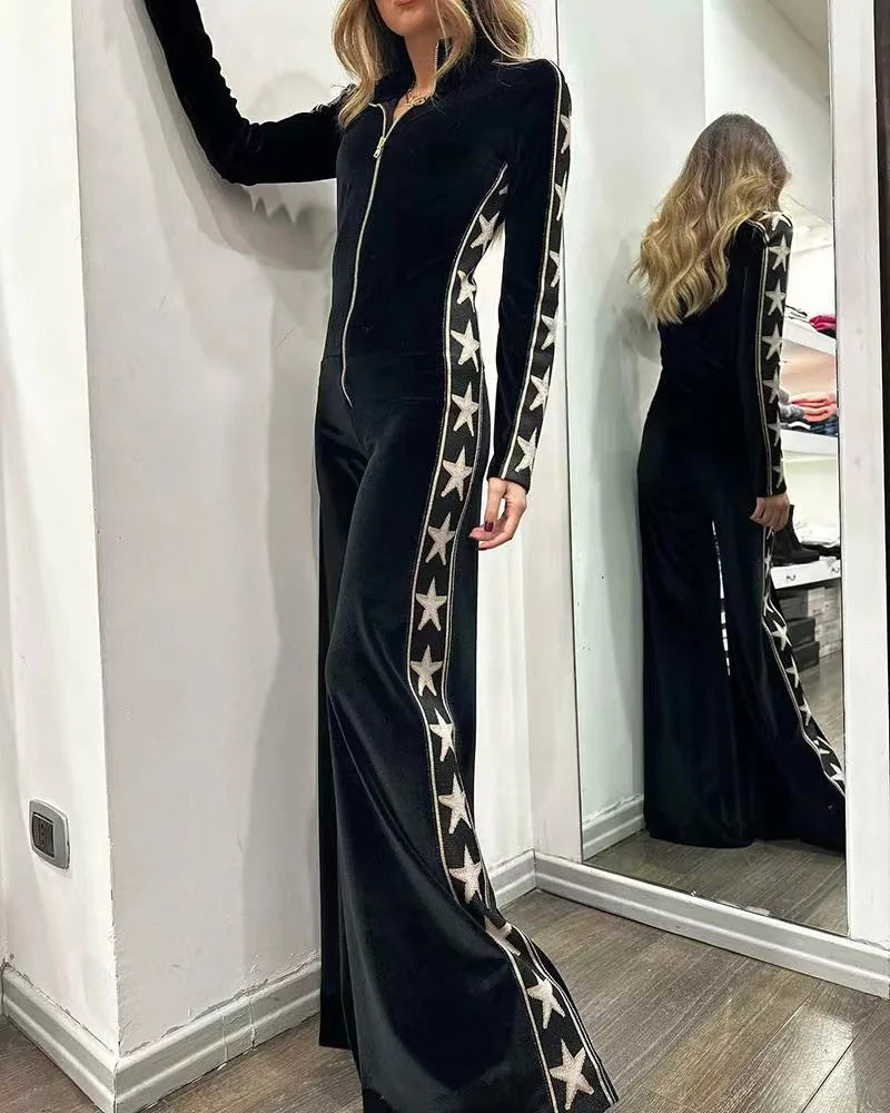 Zijaanzicht van een dames jumpsuit met wijde pijpen, voorrits en trendy sterrenprint; comfortabel en modern design.