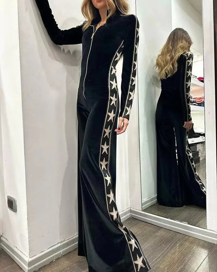 Zijaanzicht van een dames jumpsuit met wijde pijpen, voorrits en trendy sterrenprint; comfortabel en modern design.