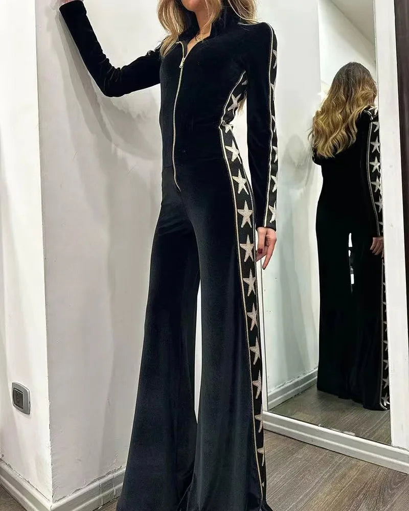 Stijlvolle dames jumpsuit met vloeiende wijde pijpen en unieke sterrenprint, voorzien van een handige voorrits voor gemak.