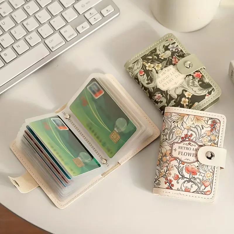 Compacte dames kaarthouder met bloemenprint, biedt veel vakjes voor georganiseerd gebruik.
