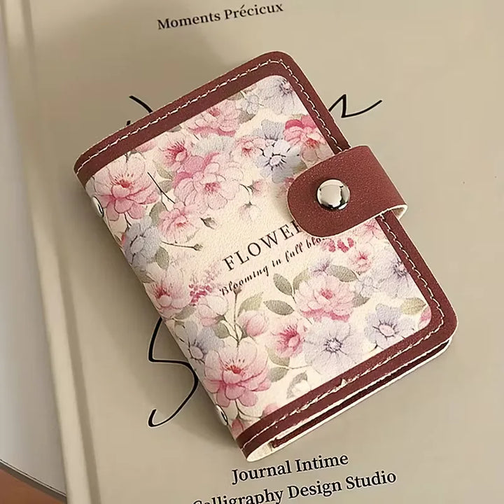 Opengeklapte dames pasjeshouder met vrolijke bloemenprint, klaar voor gebruik en organisatie.