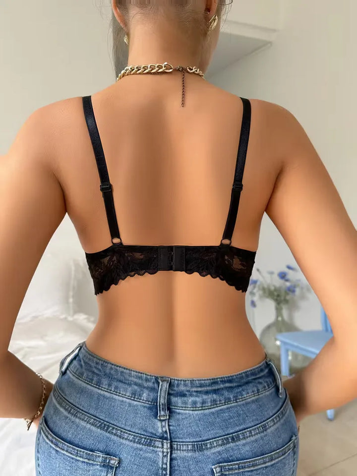 Stijlvolle dames lingerie: kanten padded bh met bloemmotief en dunne bandjes. Comfortabel voor nachtelijk gebruik.