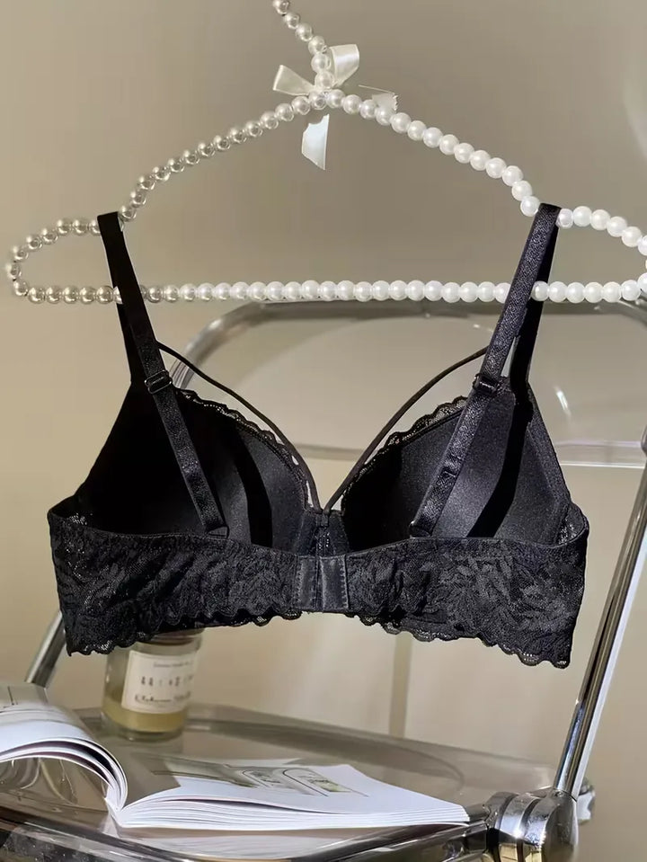 Comfortabele dames bh van kant met padding, dunne bandjes en een elegant bloemmotief. Ideaal voor nachtelijk comfort.