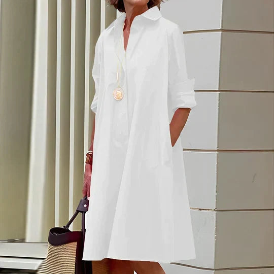 Dames blouse in casual chic stijl, open gedragen over een top, perfect voor een ontspannen en modieuze outfit.