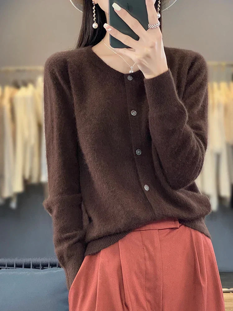Damesvest met ronde hals, klassiek model, biedt warmte en stijl voor de koelere seizoenen.