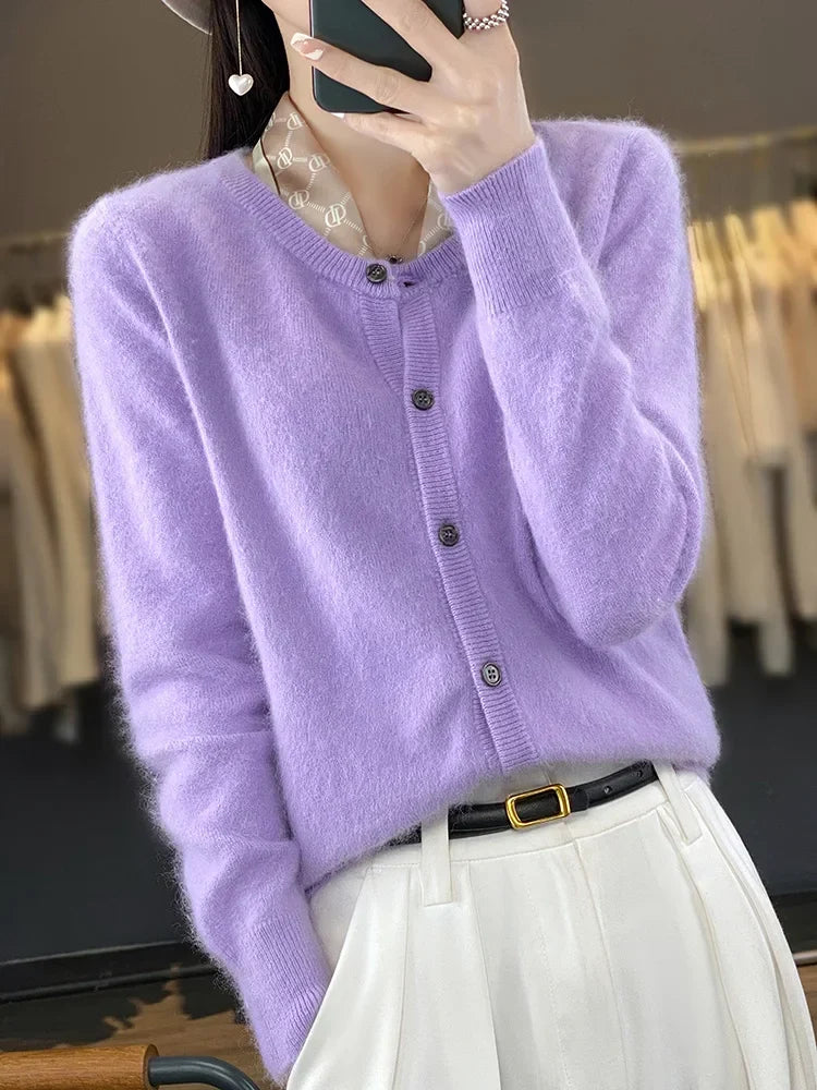 Comfortabel gebreid damesvest met ronde hals, een basisstuk voor zowel casual als zakelijke looks.