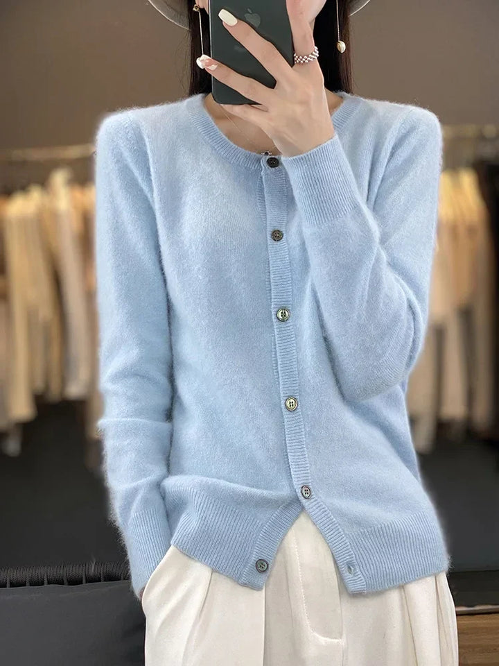 Model draagt elegant damesvest met ronde hals, modieus en comfortabel voor najaarskleding.