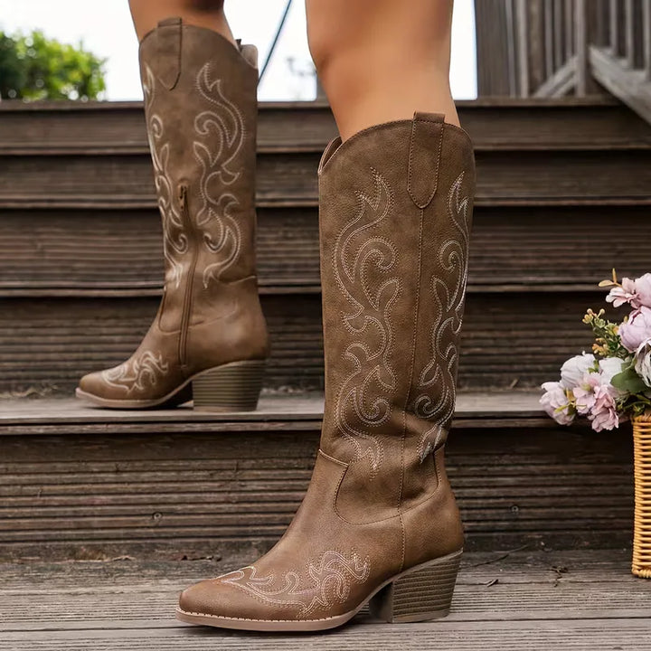 Dames kniehoge cowboylaarzen met verfijnd borduursel en blokhak, perfect voor festivalstijl of casual look.