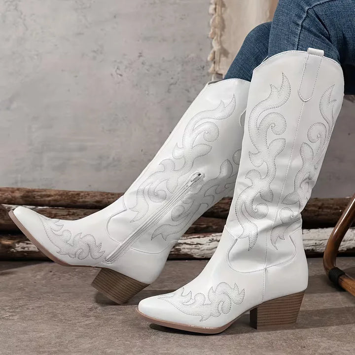 Elegant kniehoog model dames cowboylaarzen, verrijkt met verfijnd borduursel en een stabiele blokhak.