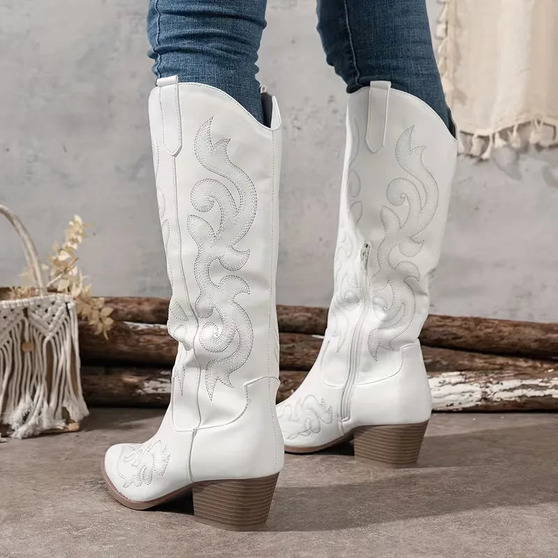 Geborduurde kniehoge dameslaarzen met een trendy puntneus, perfect voor een bohemian of festival georiënteerde look.
