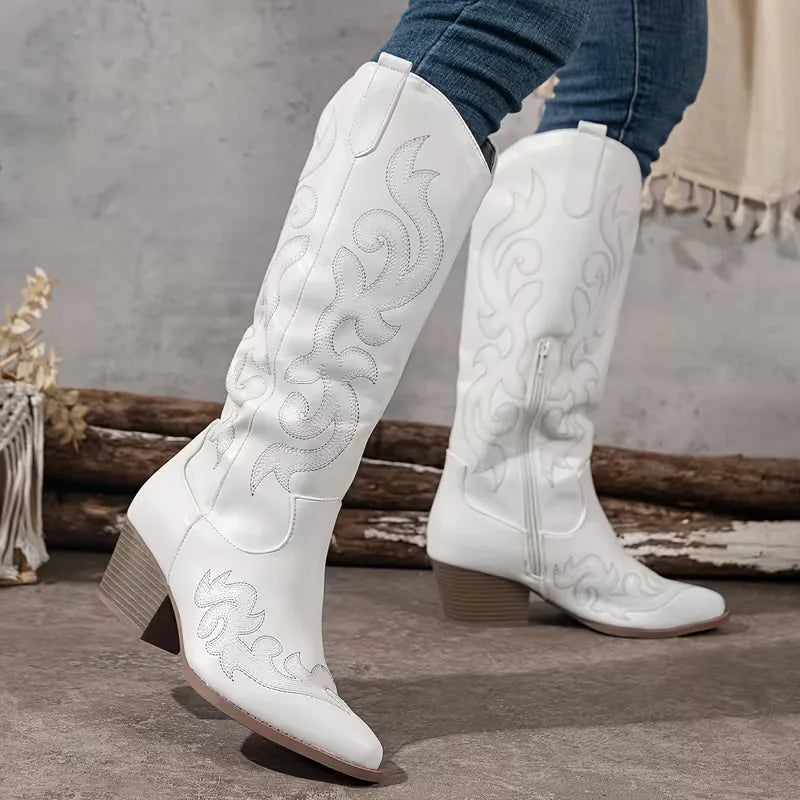 Modieuze kniehoge dames cowboylaarzen voor herfstmode, met gedetailleerd borduursel en comfortabele blokhak.