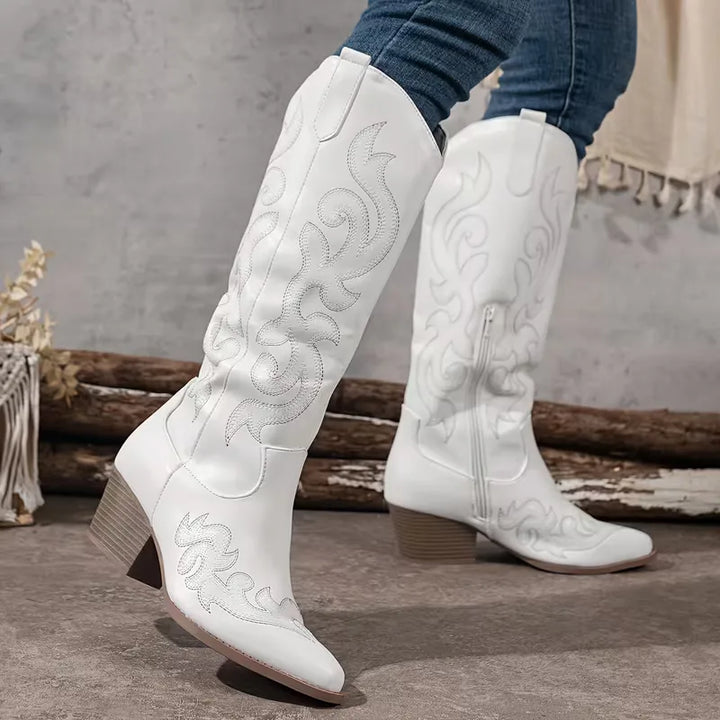 Modieuze kniehoge dames cowboylaarzen voor herfstmode, met gedetailleerd borduursel en comfortabele blokhak.