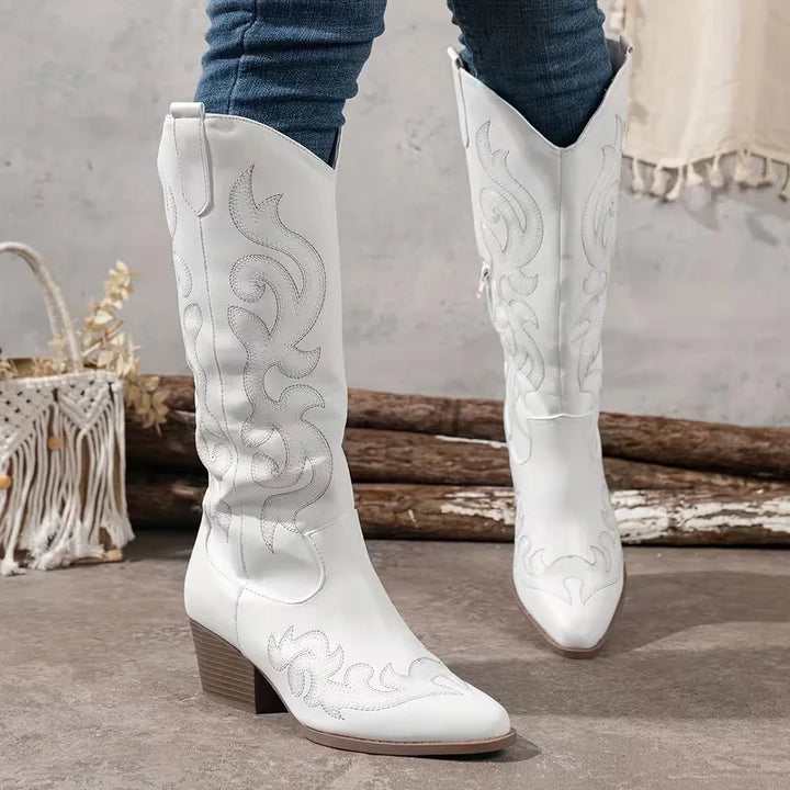 Maak een statement met deze kniehoge dames cowboylaarzen, compleet met prachtig borduursel en blokhak.