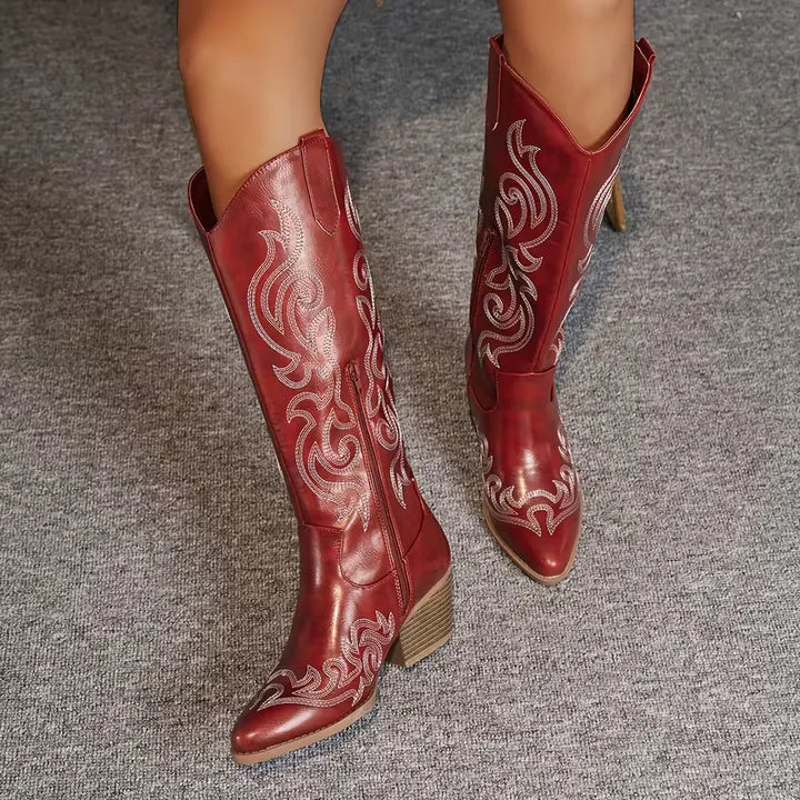 Opvallende kniehoge cowboylaarzen voor dames met gedetailleerd borduursel; de ultieme festivalstijl accessoire.