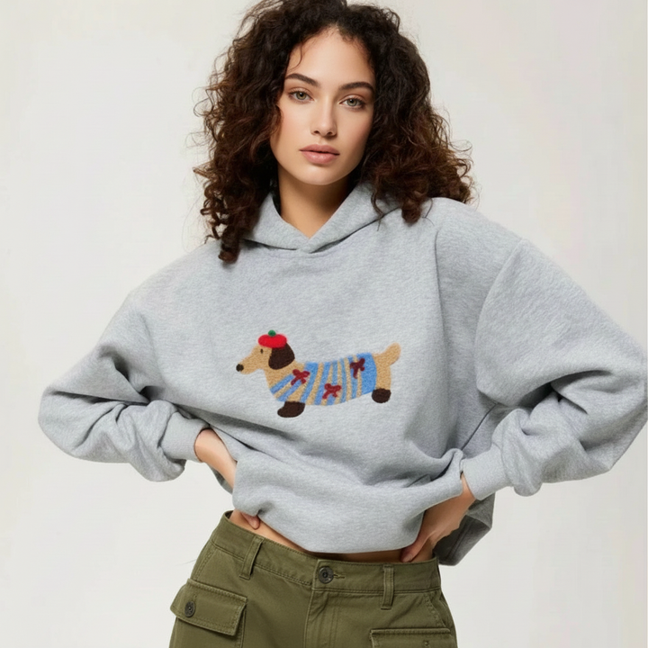Dames knusse hoodie met geborduurde teckel. Perfect voor herfst en winter, comfortabel en stijlvol dierendesign.