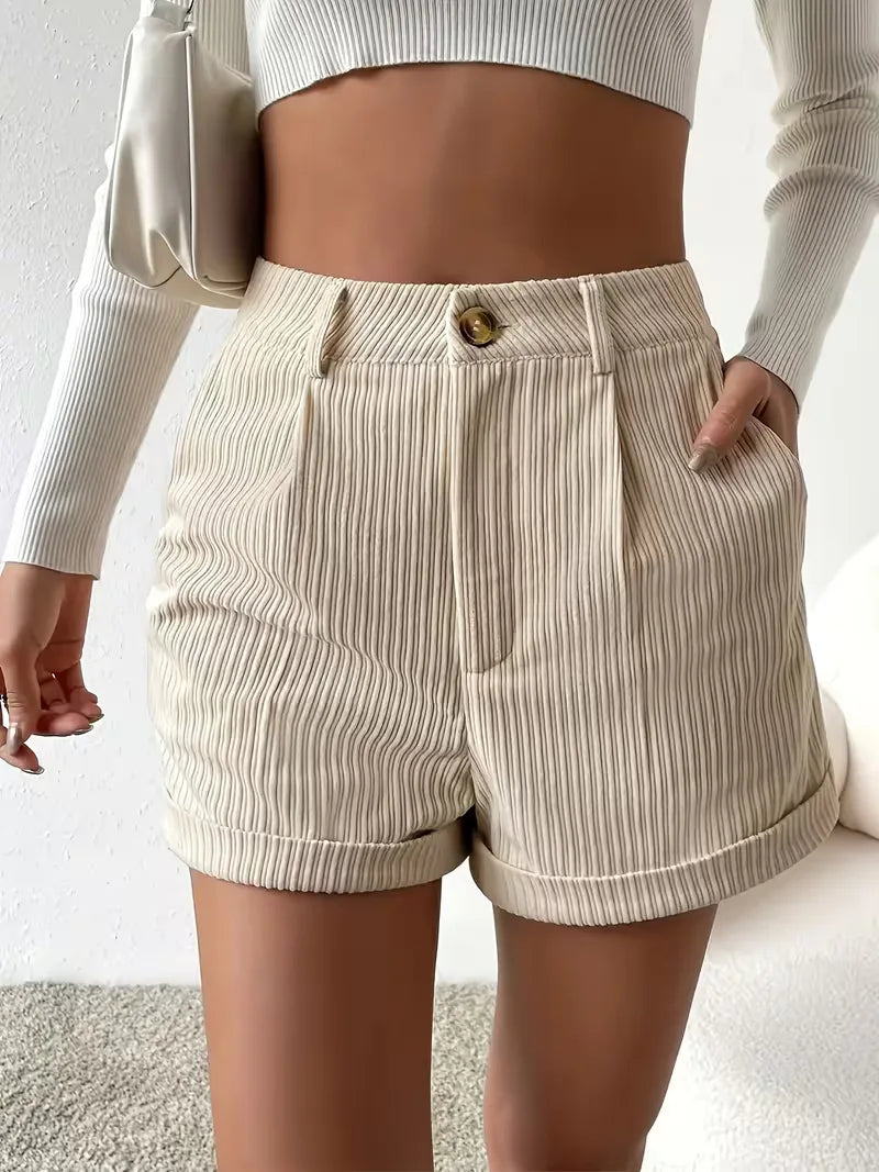 Beige dames short met ribbel textuur en hoge taille, elegant en comfortabel voor een casual zomerlook.