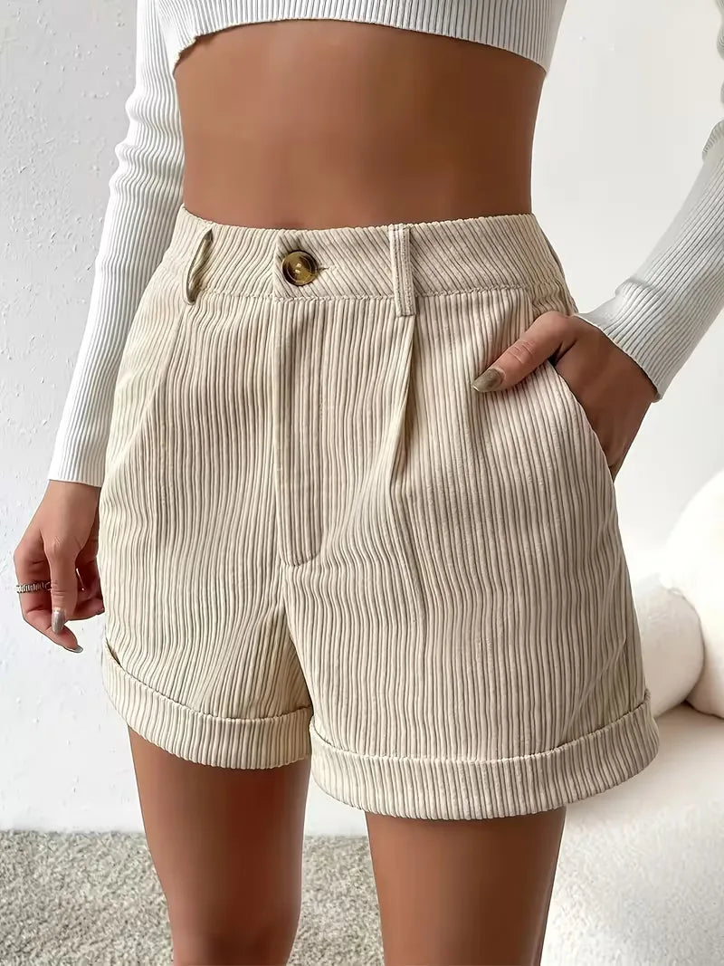 Zomerse beige dames short met hoge taille voor een casual of elegante look, ideaal voor warme dagen.