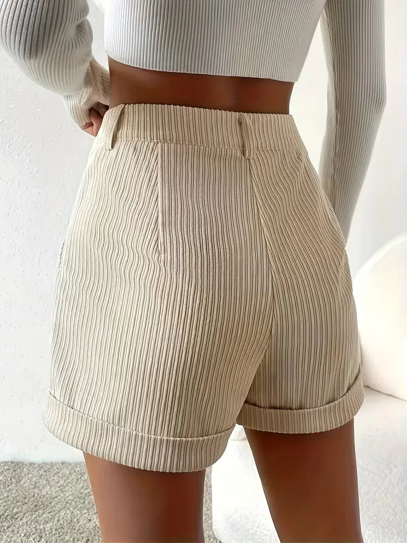 Elegante beige dames short met hoge taille en subtiele ribbel textuur, comfortabele zomerkleding.
