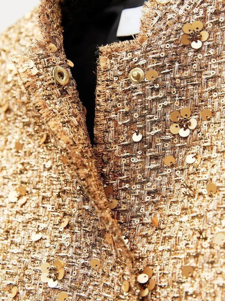 Modieuze korte glitterjas voor dames met elegante kraag; perfect als statement piece voor feestelijke avonden.