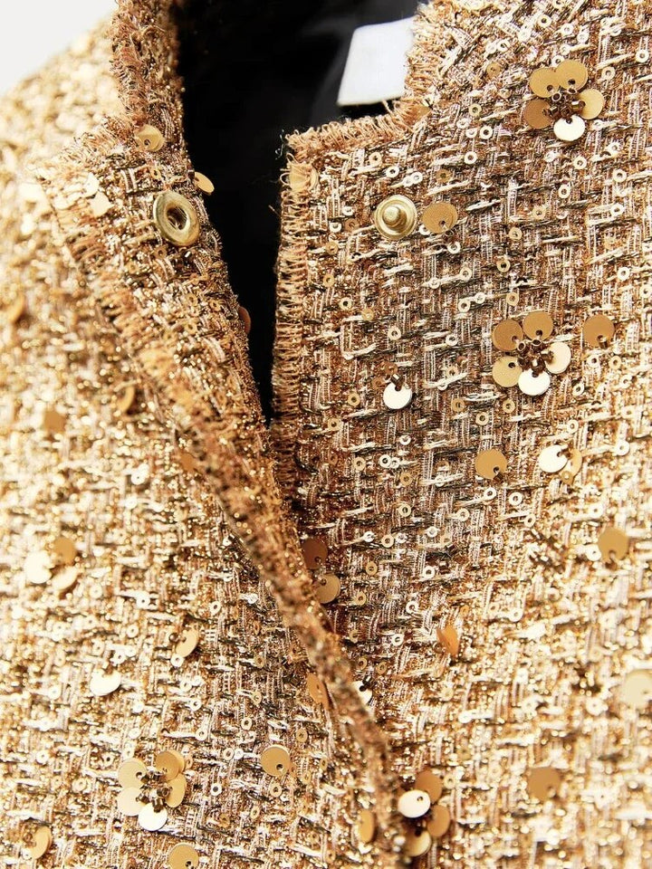 Modieuze korte glitterjas voor dames met elegante kraag; perfect als statement piece voor feestelijke avonden.