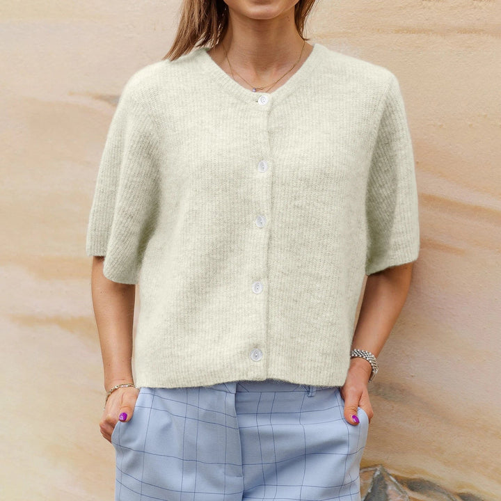 Dames kortmouw top in streetwear stijl, Y2K look. Casual, comfortabele trendy blouse voor modebewuste vrouwen.