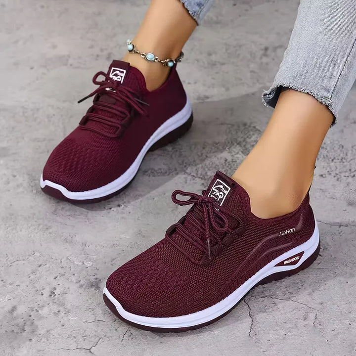 Casual dames sneaker, ademend en ondersteunend, voor een comfortabele ervaring.