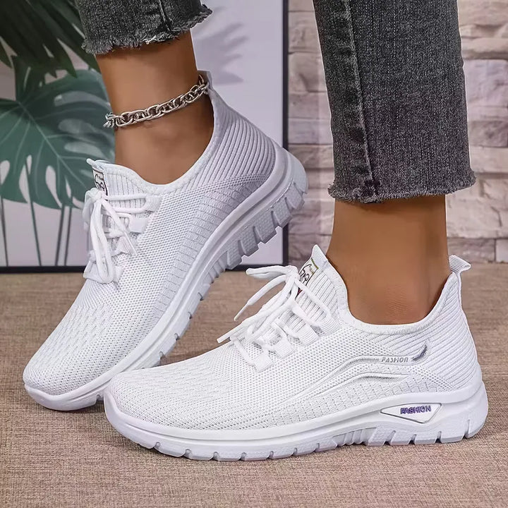Comfortabele lage damessneaker, ademend mesh, voor wandelen en vrije tijd.