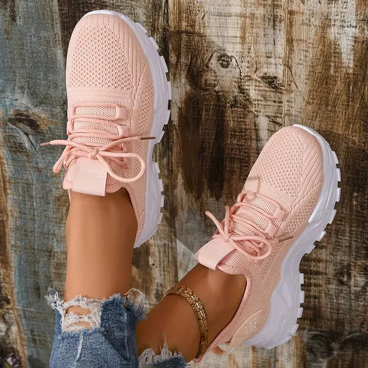 Dames lage sneaker in neutrale kleur, comfortabel en eenvoudig te combineren met elke outfit.