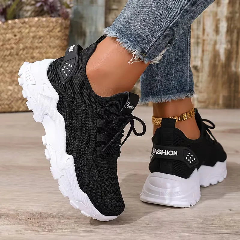 Witte dames lage sneaker, tijdloos en comfortabel, ideaal voor een trendy look, dagelijks gebruik.